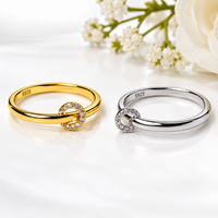 Zirkonia-Ring mit ineinandergreifenden Kreisen